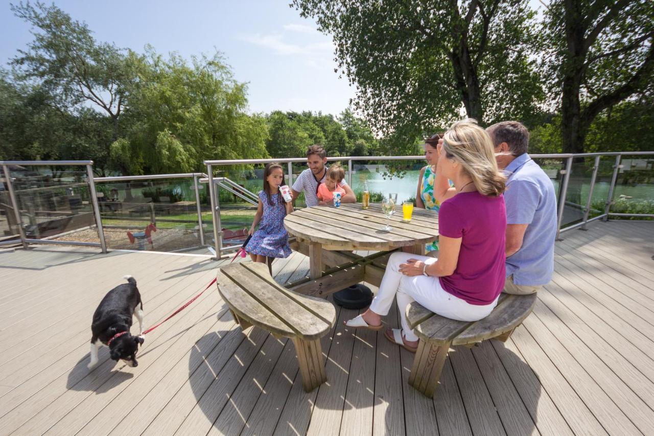 The Lakes Rookley Экстерьер фото The observation deck at the park