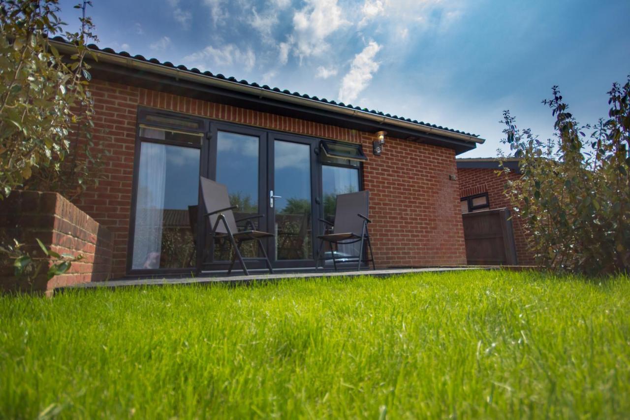 The Lakes Rookley Экстерьер фото A typical lodge at the park