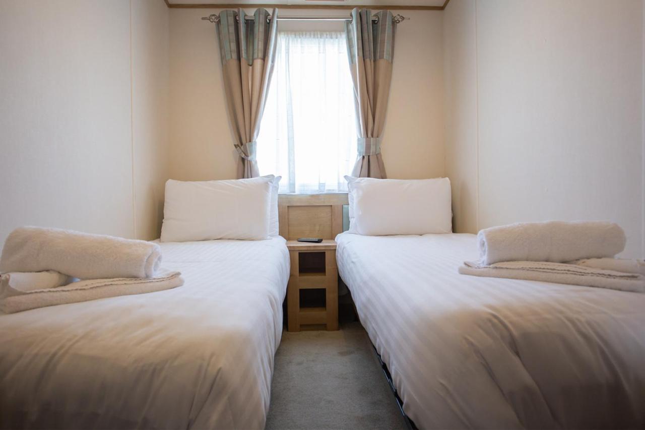 The Lakes Rookley Экстерьер фото A room at a capsule hotel in Tokyo