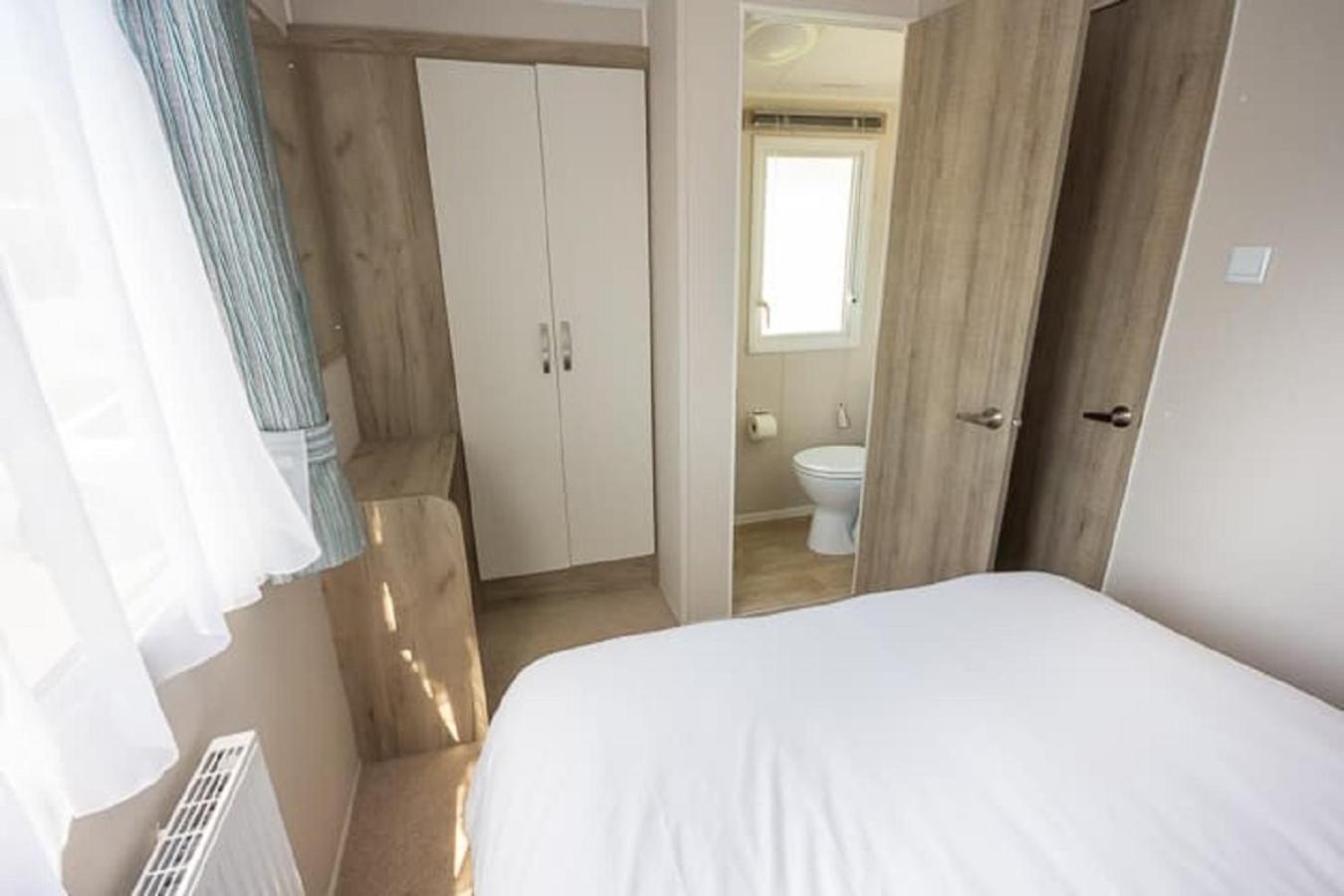 The Lakes Rookley Номер фото A bedroom in a static