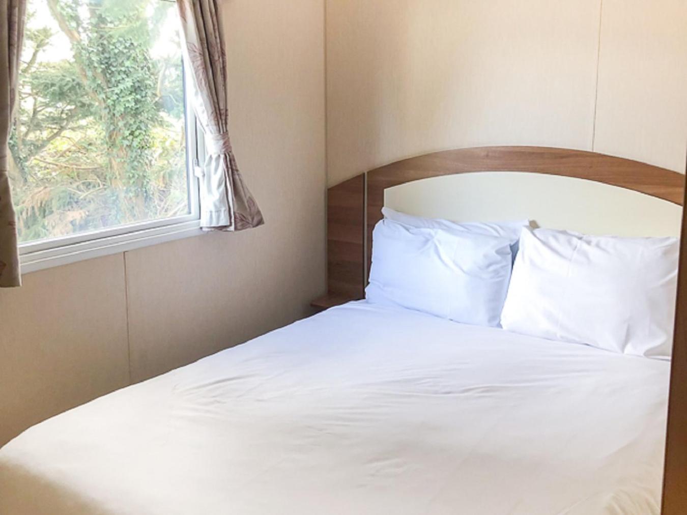 The Lakes Rookley Номер фото A double bed in a static