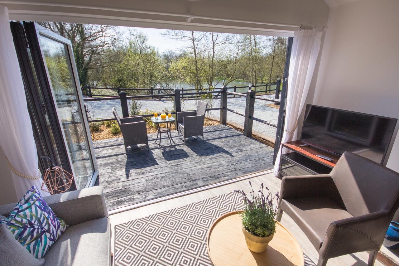The Lakes Rookley Экстерьер фото The interior of a typical lodge at the park