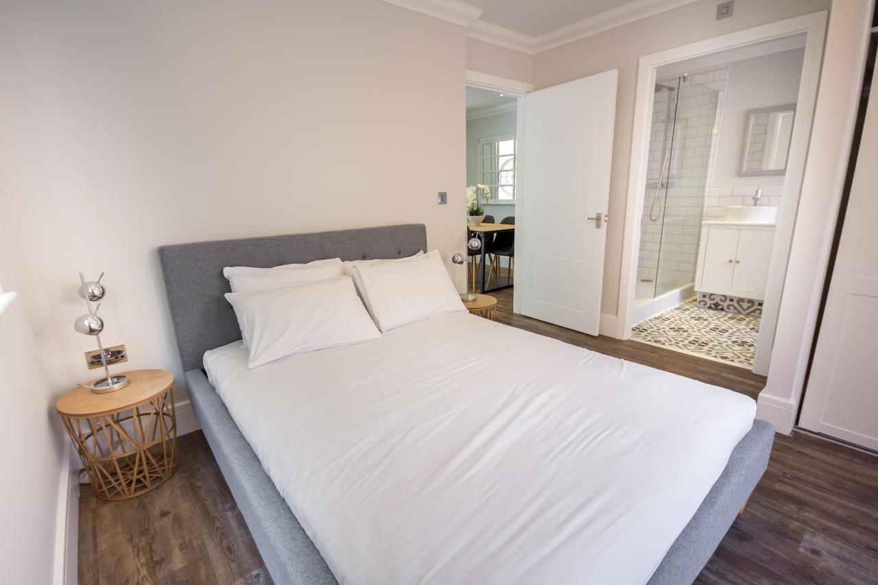 The Lakes Rookley Экстерьер фото A bedroom in a serviced apartment in London