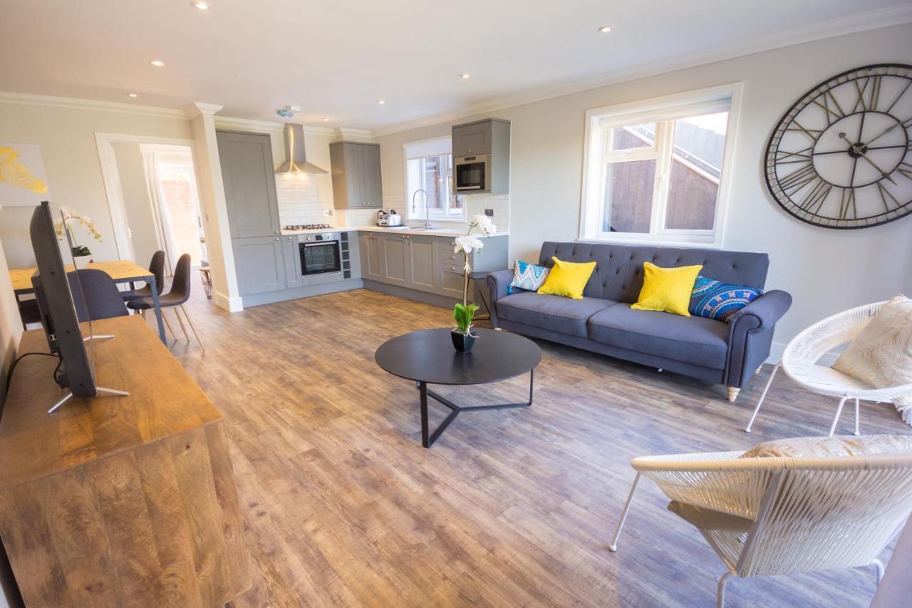 The Lakes Rookley Экстерьер фото Interior of a typical apartment