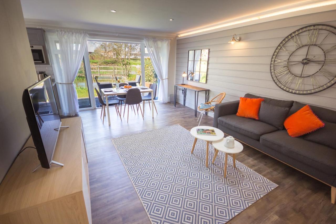 The Lakes Rookley Экстерьер фото A staged living room