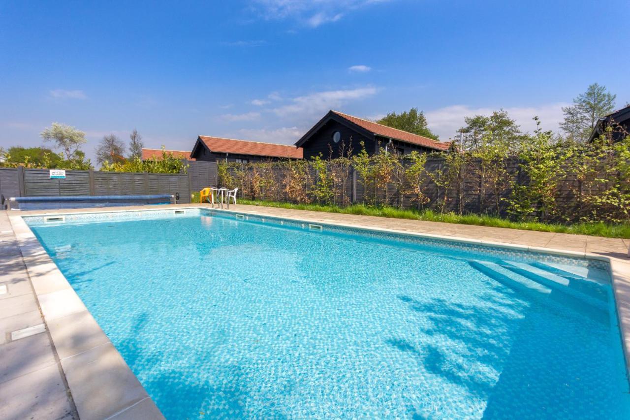 The Lakes Rookley Экстерьер фото The swimming pool at the school